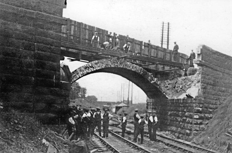 Rebuilding Railway Bridge - 1926.jpg - Rebuilding the Almshouse Railway Bridge, Long Preston, July 1926